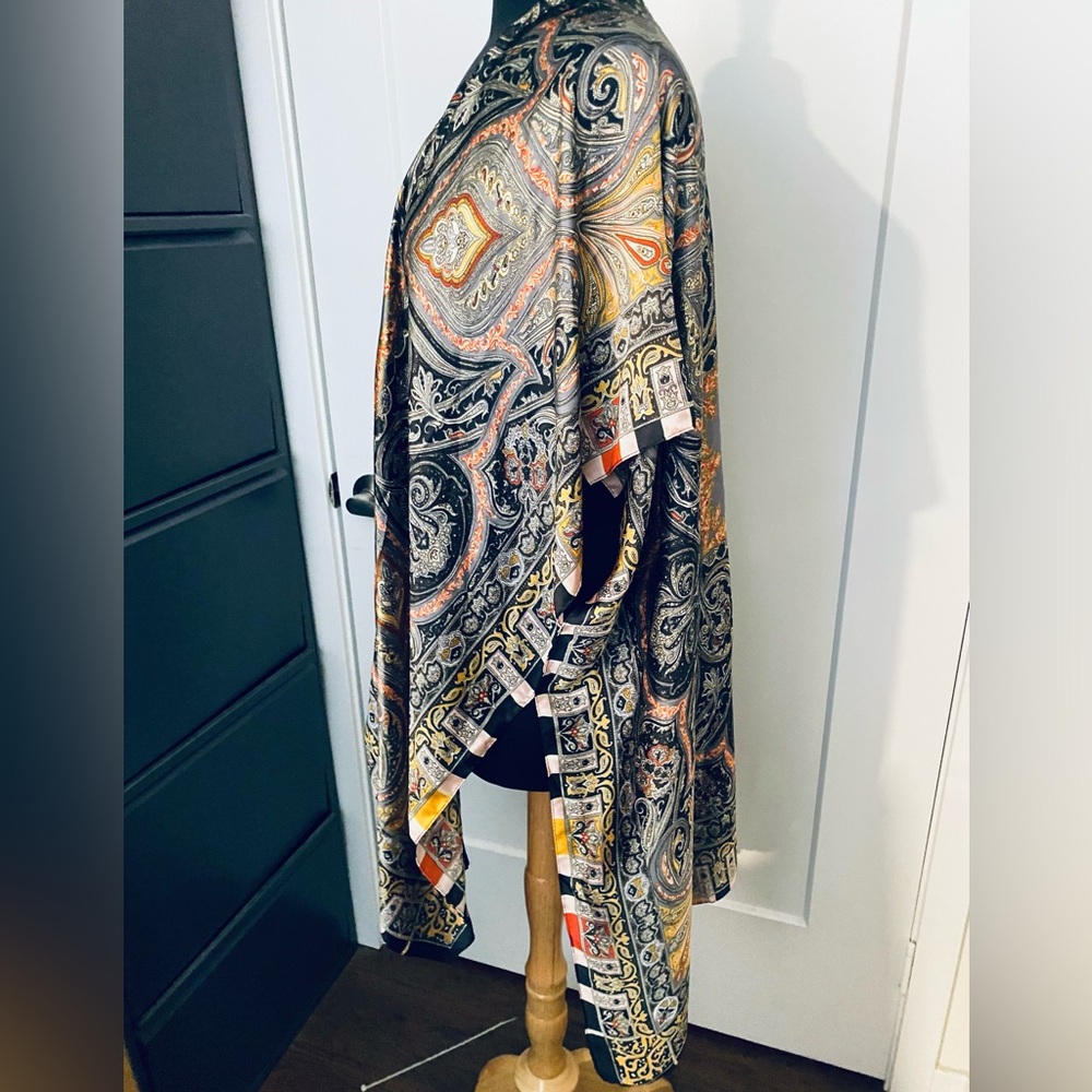 Black and Gold silky kimono - Picture 3 of 5